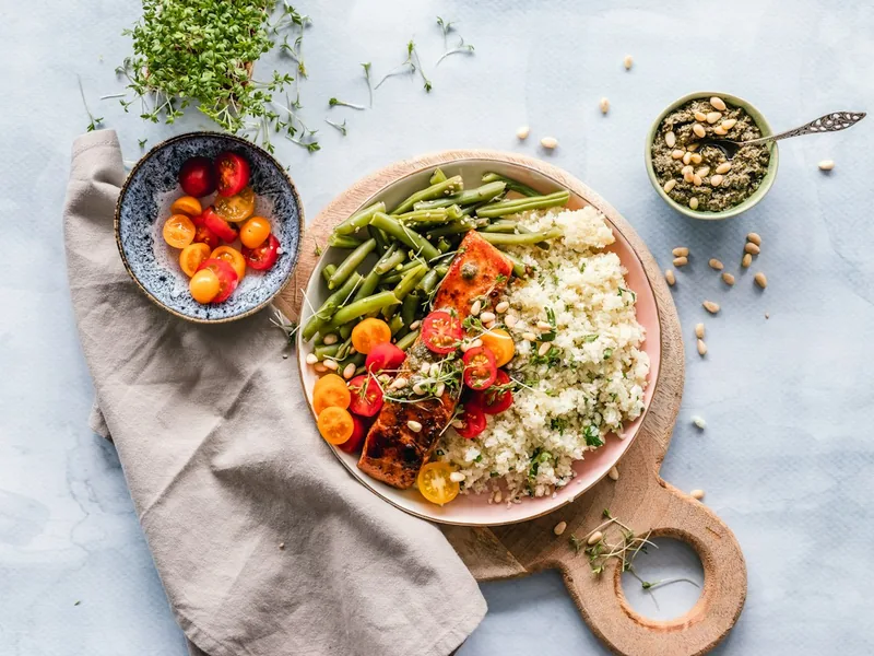 Կանաչ լոբով, պոմիդորով և կուսկուսով աման՝ վերևից
